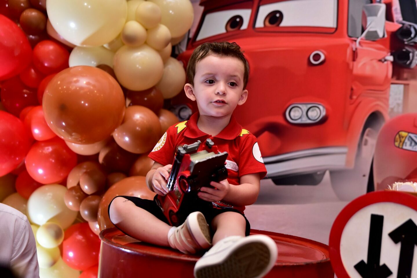 Miguel faz 2 aninhos em ritmo de Carros