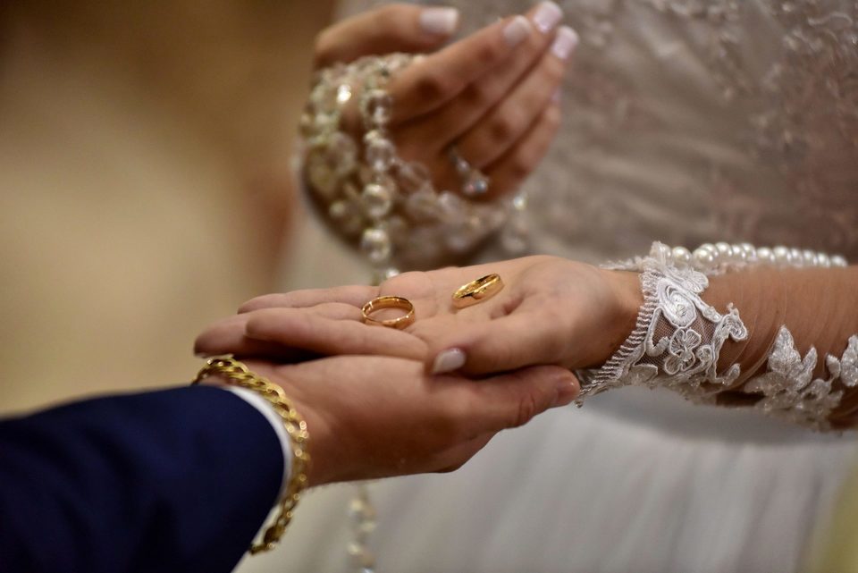 Casar em templos religiosos ou no local da festa - Vantagens e Desvantagens