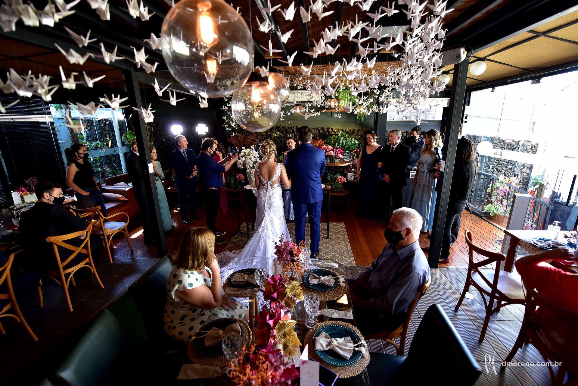Foto Mini Wedding no Lírios Bistrô para os noivos Natália e Junior Foto Mini Wedding no Lírios Bistrô para os noivos Natália e Junior - Imagem 14