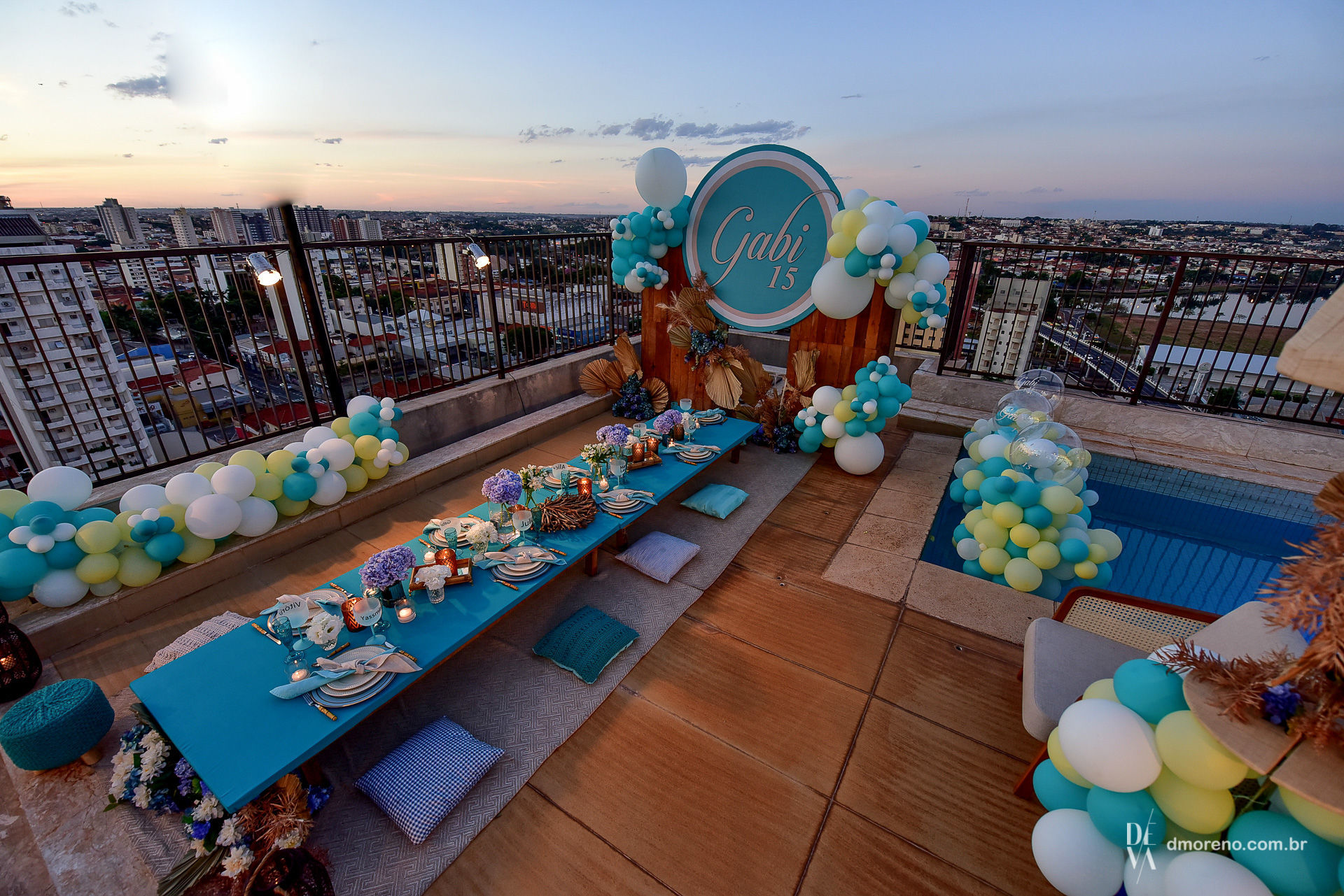 Foto Uma festa de Debutante nas alturas com direito a por-do-sol incrível Foto Uma festa de Debutante nas alturas com direito a por-do-sol incrível - Imagem 1