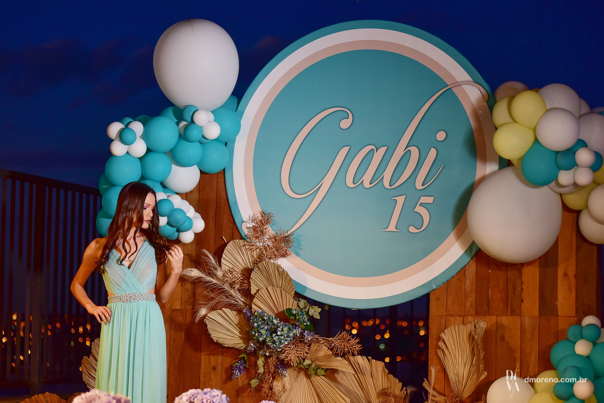 Foto Uma festa de Debutante nas alturas com direito a por-do-sol incrível Foto Uma festa de Debutante nas alturas com direito a por-do-sol incrível - Imagem 15