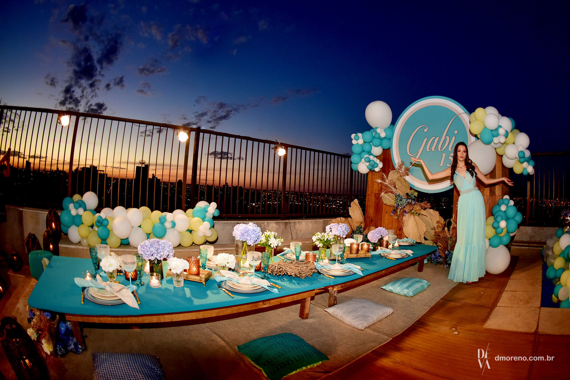 Foto Uma festa de Debutante nas alturas com direito a por-do-sol incrível Foto Uma festa de Debutante nas alturas com direito a por-do-sol incrível - Imagem 0