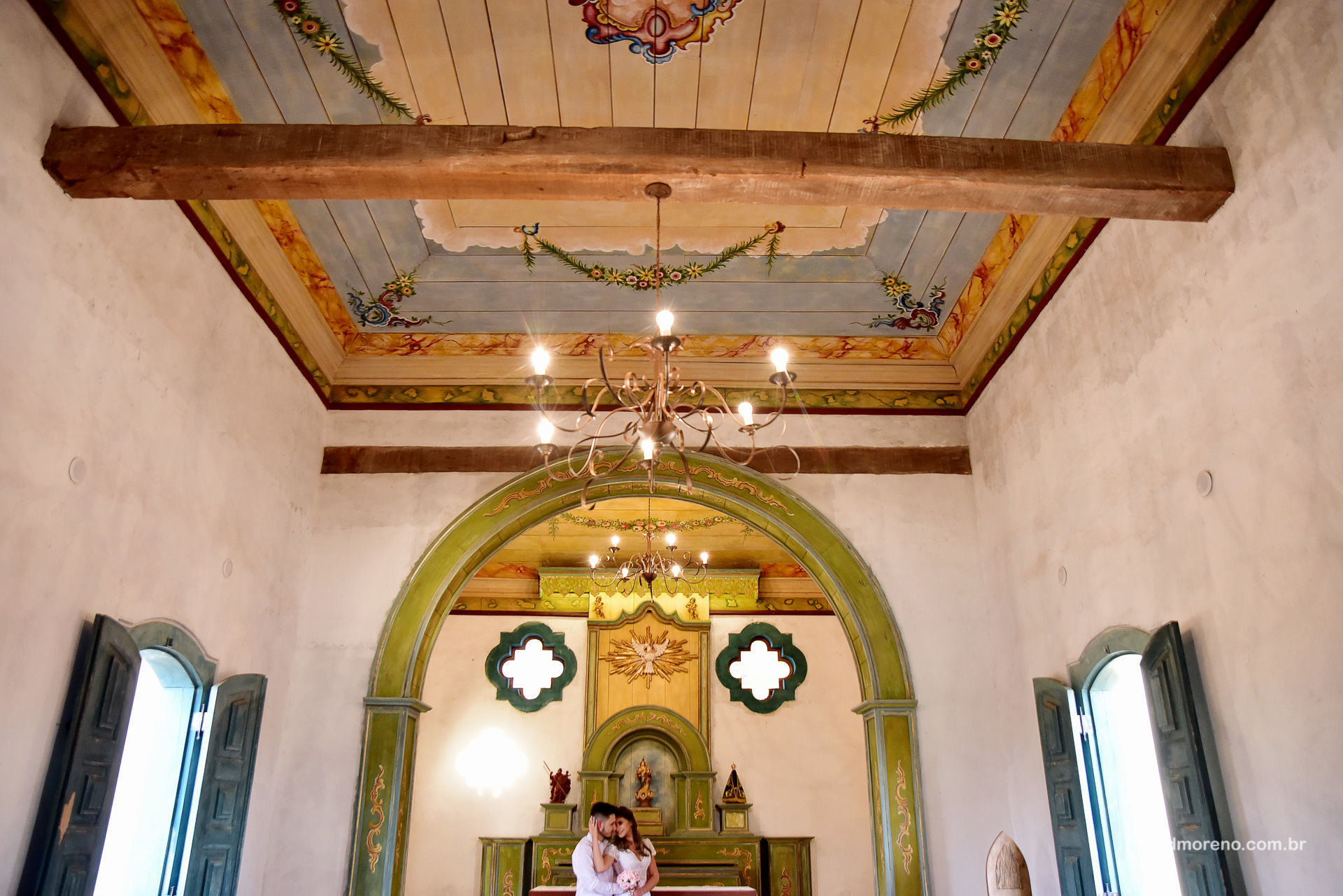 Foto Larissa + Caio - Um pré-wedding apaixonante na capela Foto Larissa + Caio - Um pré-wedding apaixonante na capela - Imagem 8